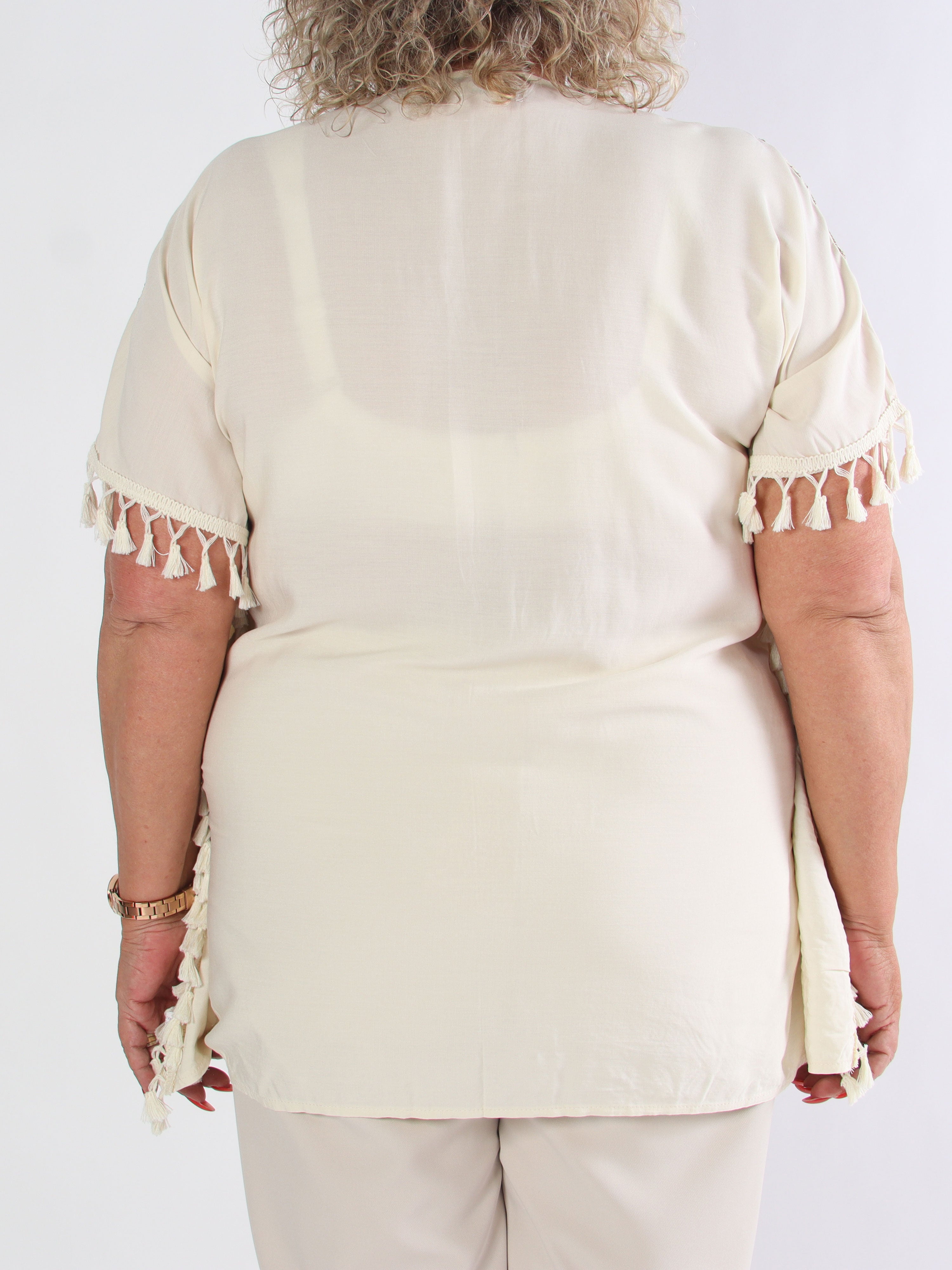 Aloha - Plus size tunika i viskose med guld broderinger og kvaster